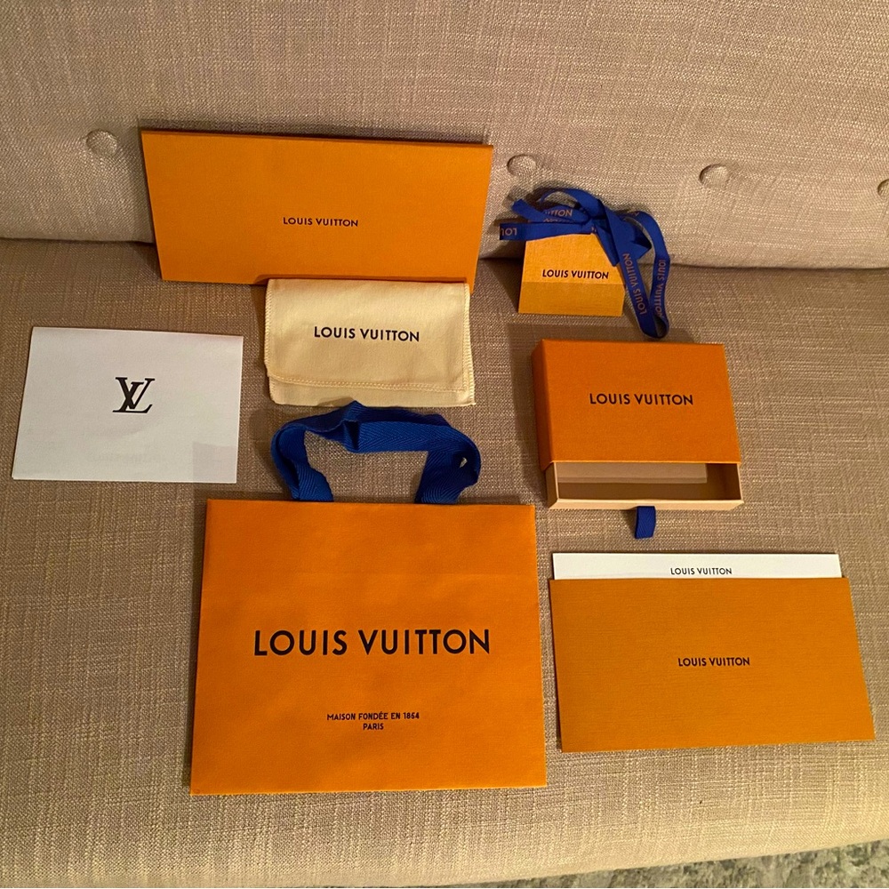 LOUIS VUITTON Box,Gift Bag,card with ribbon,2 pamphlets,dust bag